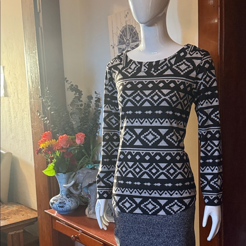 NWT northern reflections size small Black and gray Geometric Sweater